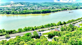 Spacious 4 bedroom Overlooking River